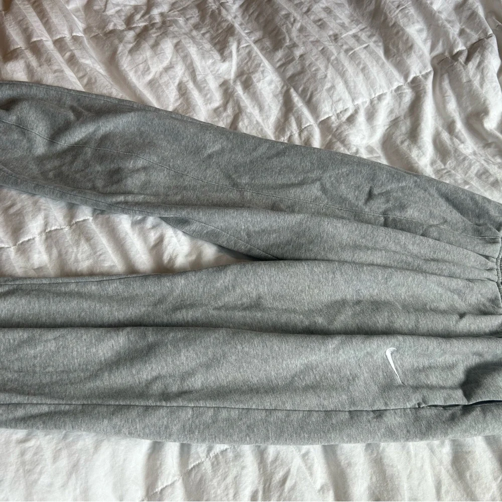 Nike Light Gray Joggers - Picture 2 of 4